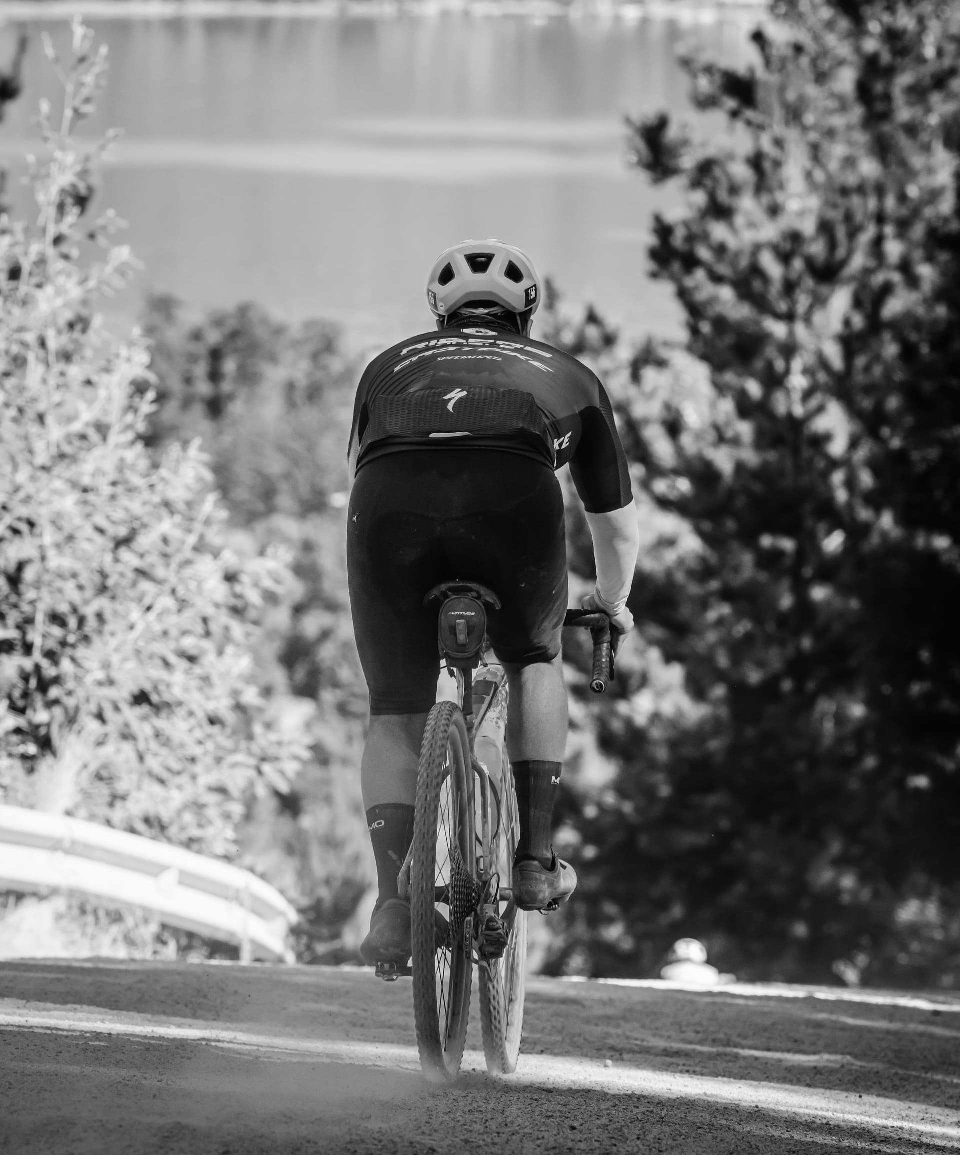 Ciclista en ruta de montaña durante evento VeloHelppie